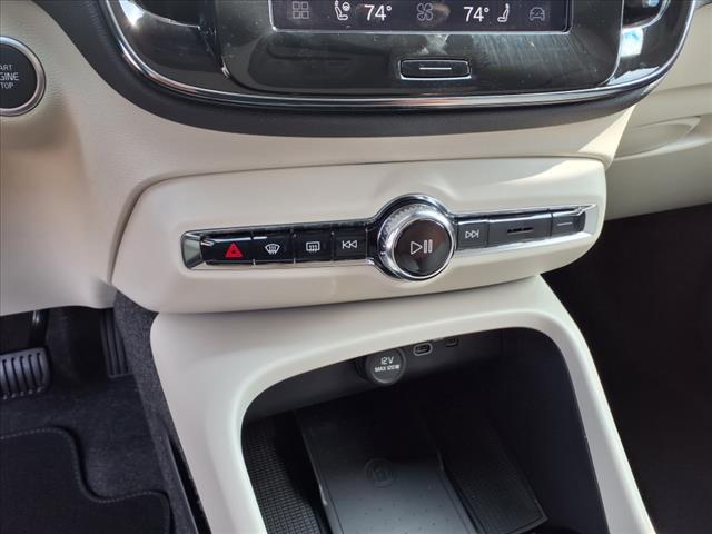 2026 Volvo XC40 B5 Ultra Dark Theme