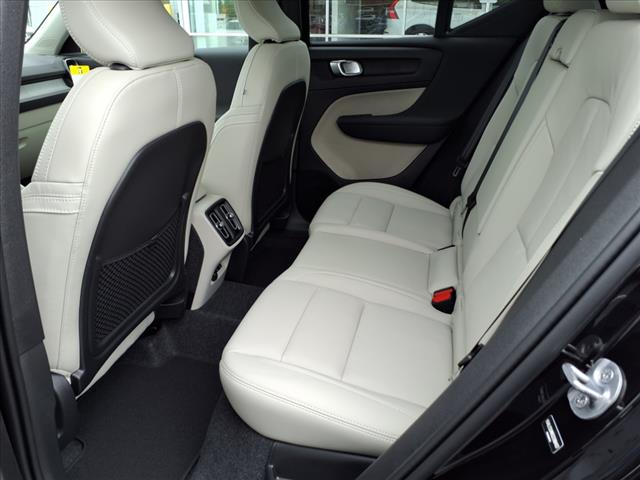 2025 Volvo XC40 B5 Ultra Dark Theme