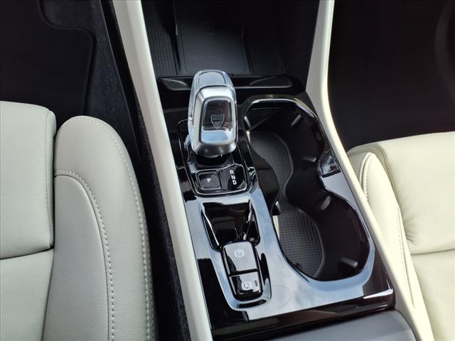 2026 Volvo XC40 B5 Ultra Dark Theme