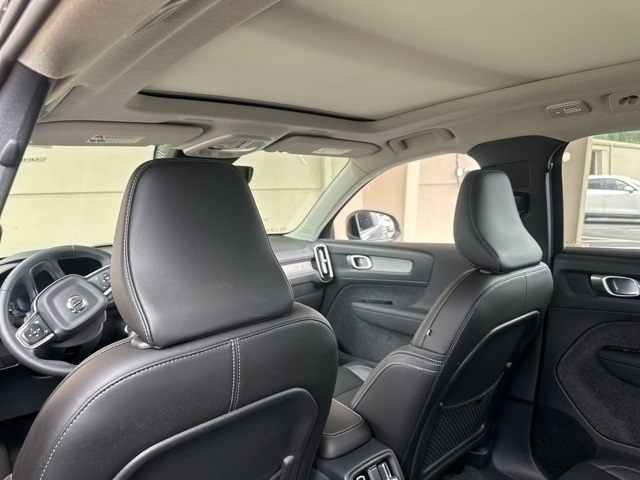 2025 Volvo XC40 B5 Core