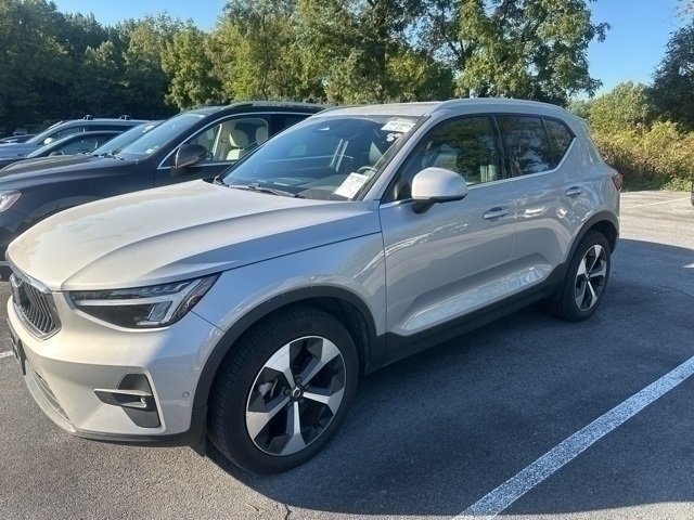 2025 Volvo XC40 B5 Plus Bright Theme