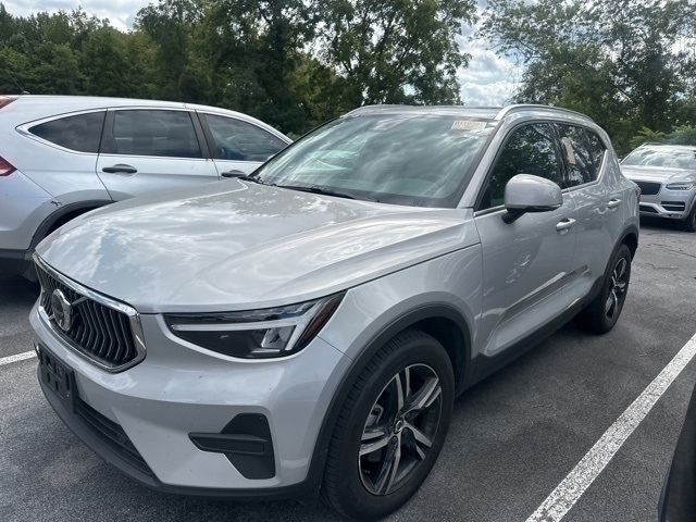 2025 Volvo XC40 B5 Core