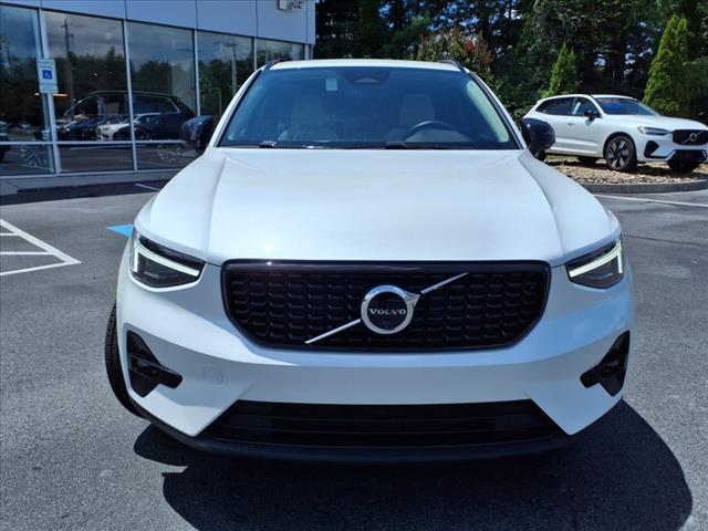 2025 Volvo XC40 B5 Ultra Dark Theme
