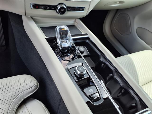 2026 Volvo XC60 B5 Ultra Dark Theme