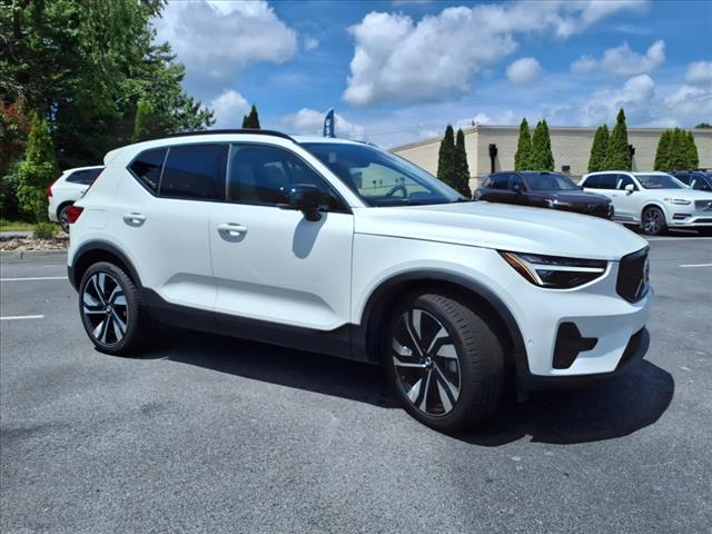 2025 Volvo XC40 B5 Ultra Dark Theme