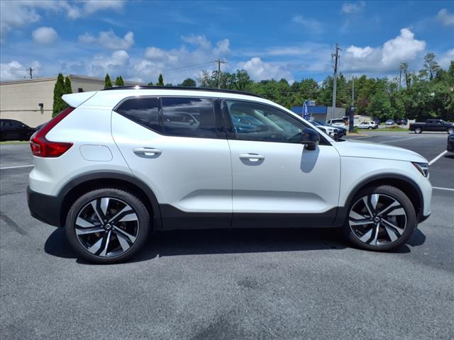 2025 Volvo XC40 B5 Ultra Dark Theme