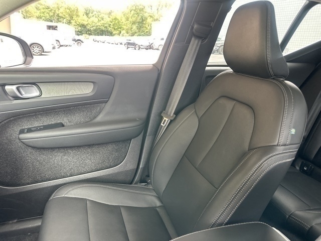2025 Volvo XC40 B5 Core