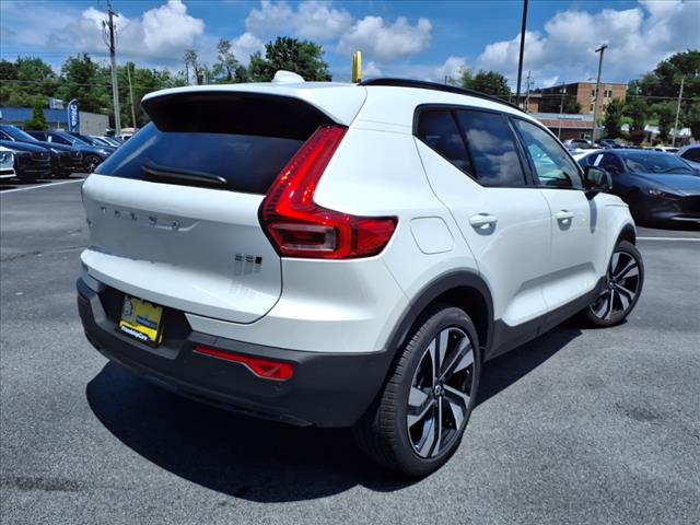 2025 Volvo XC40 B5 Ultra Dark Theme