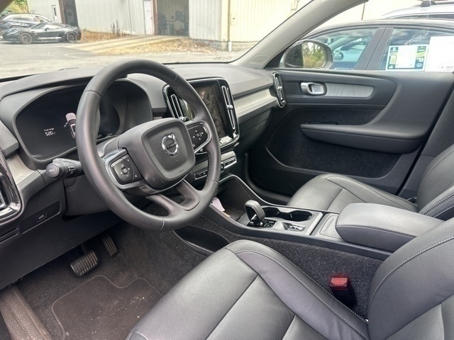 2025 Volvo XC40 B5 Core