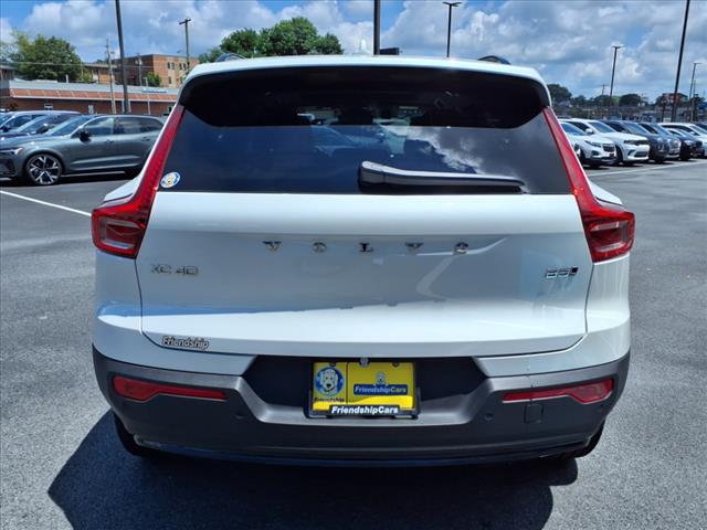 2025 Volvo XC40 B5 Ultra Dark Theme