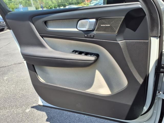2025 Volvo XC40 B5 Ultra Dark Theme