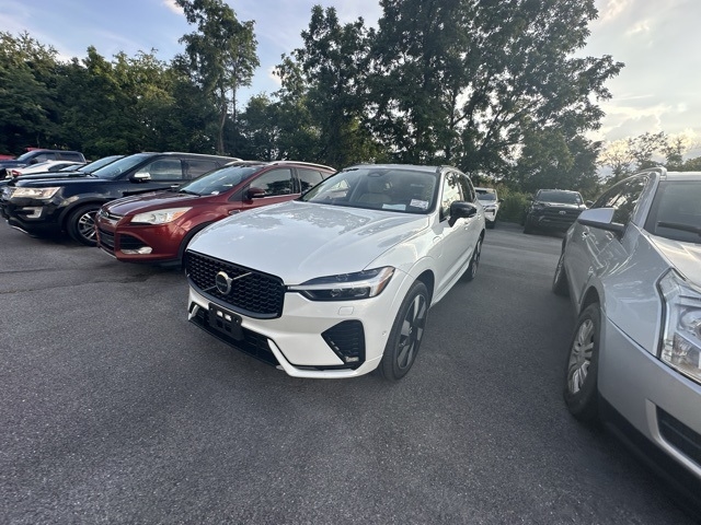 2025 Volvo XC60 T8 Plus