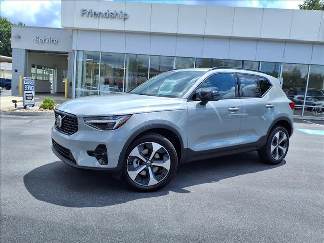 2026 Volvo XC40 B5 Plus Dark Theme