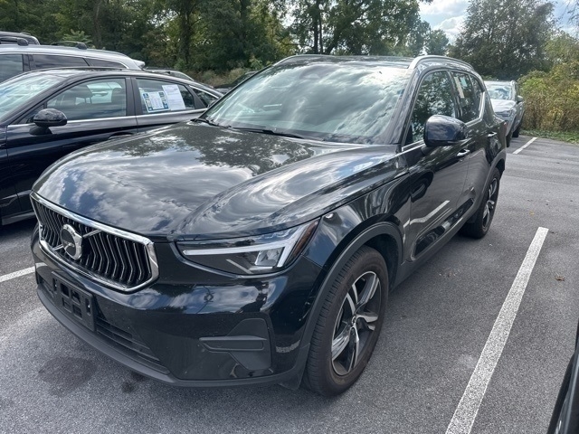 2025 Volvo XC40 B5 Core