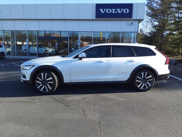 2025 Volvo V90 Cross Country B6