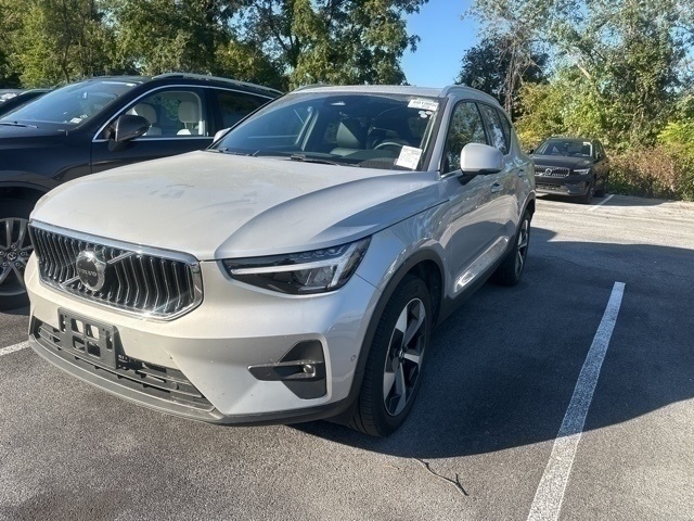 2025 Volvo XC40 B5 Plus Bright Theme