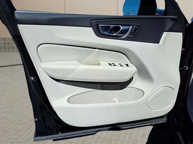 2025 Volvo XC60 T8 Plus