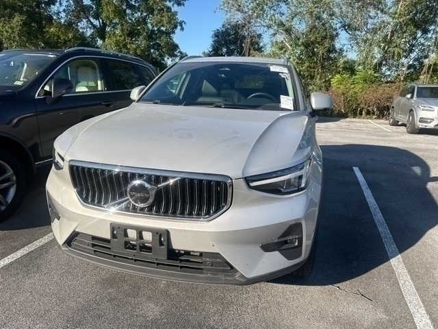 2025 Volvo XC40 B5 Plus Bright Theme