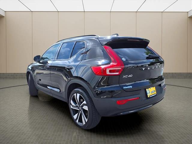 2026 Volvo XC40 B5 Ultra Dark Theme