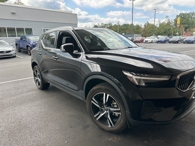 2025 Volvo XC40 B5 Core