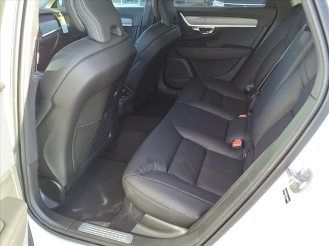2025 Volvo V90 Cross Country B6