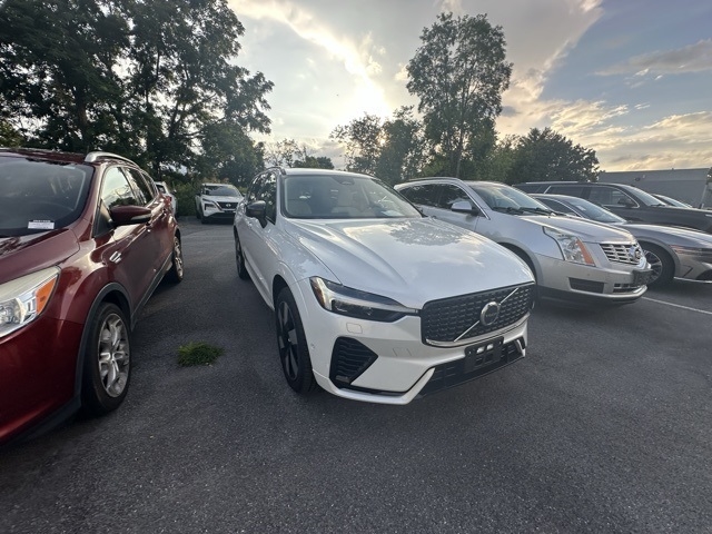 2025 Volvo XC60 T8 Plus