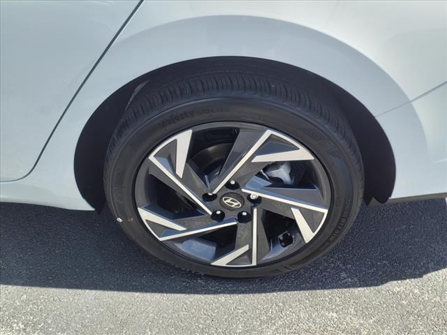 2025 Hyundai ELANTRA SEL
