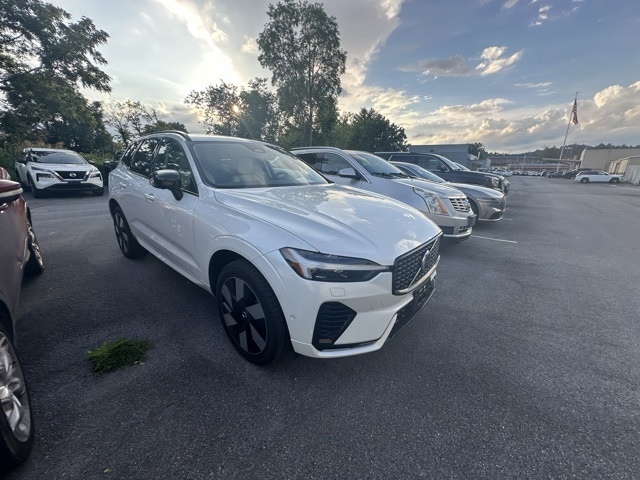 2025 Volvo XC60 T8 Plus