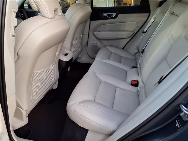 2022 Volvo XC60 B5 Momentum
