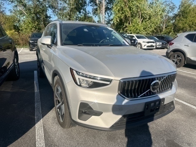 2025 Volvo XC40 B5 Plus Bright Theme