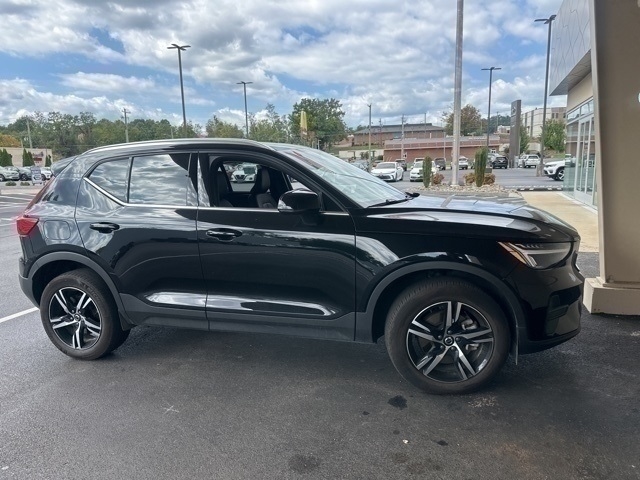 2025 Volvo XC40 B5 Core