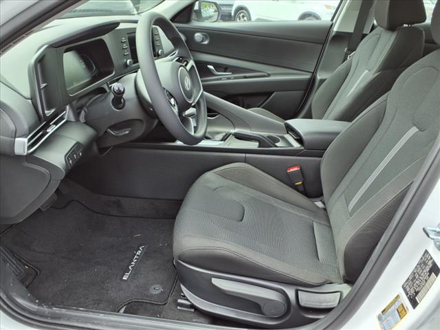 2025 Hyundai ELANTRA SE