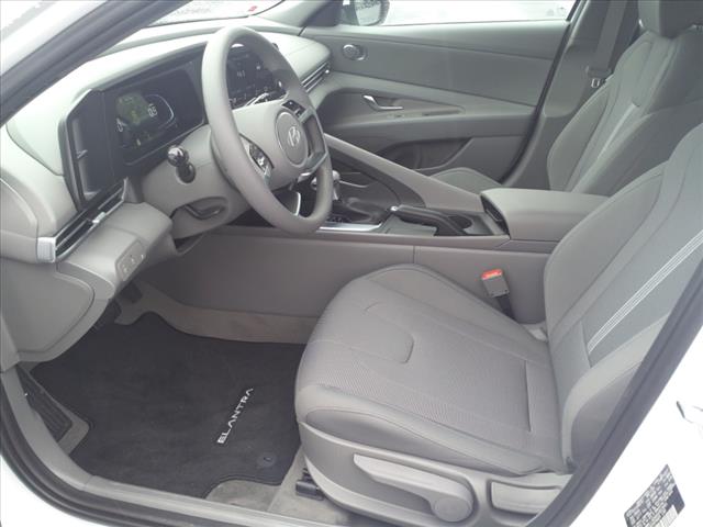2025 Hyundai ELANTRA SE