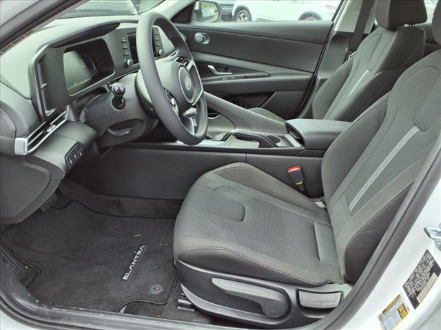 2025 Hyundai ELANTRA SE