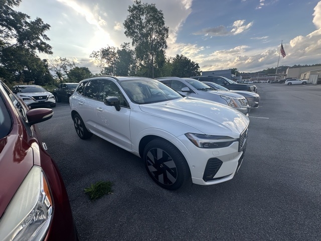 2025 Volvo XC60 T8 Plus