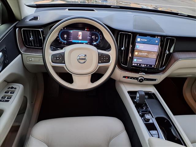2022 Volvo XC60 B5 Momentum