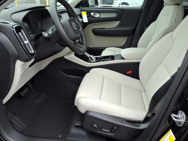 2025 Volvo XC40 B5 Ultra Dark Theme