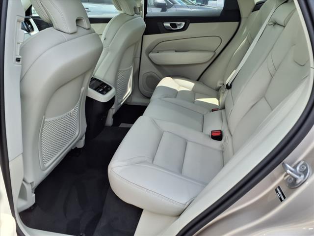 2026 Volvo XC60 B5 Ultra Dark Theme