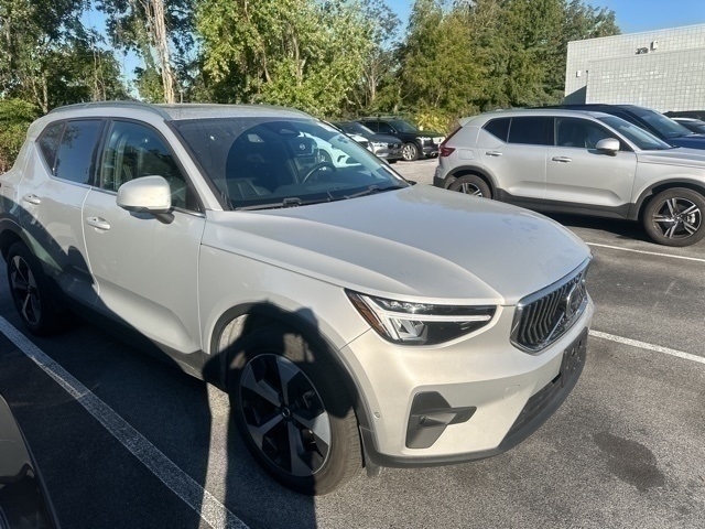 2025 Volvo XC40 B5 Plus Bright Theme