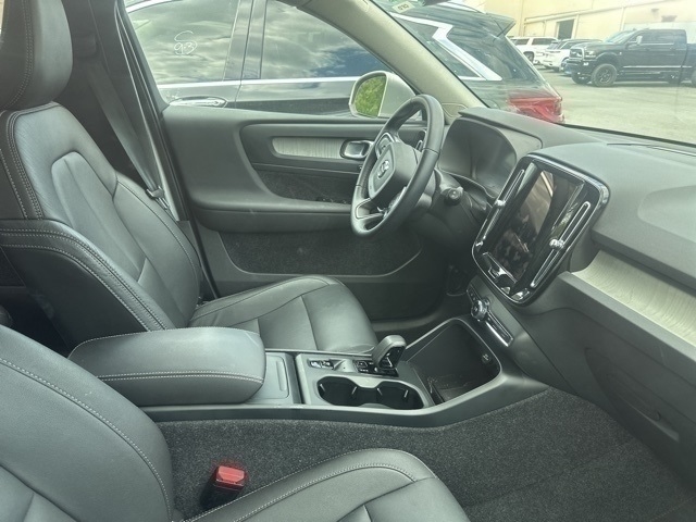 2025 Volvo XC40 B5 Core