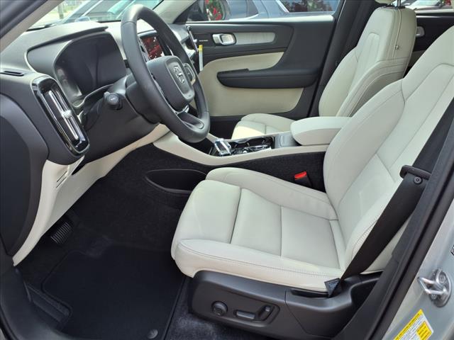 2026 Volvo XC40 B5 Ultra Dark Theme