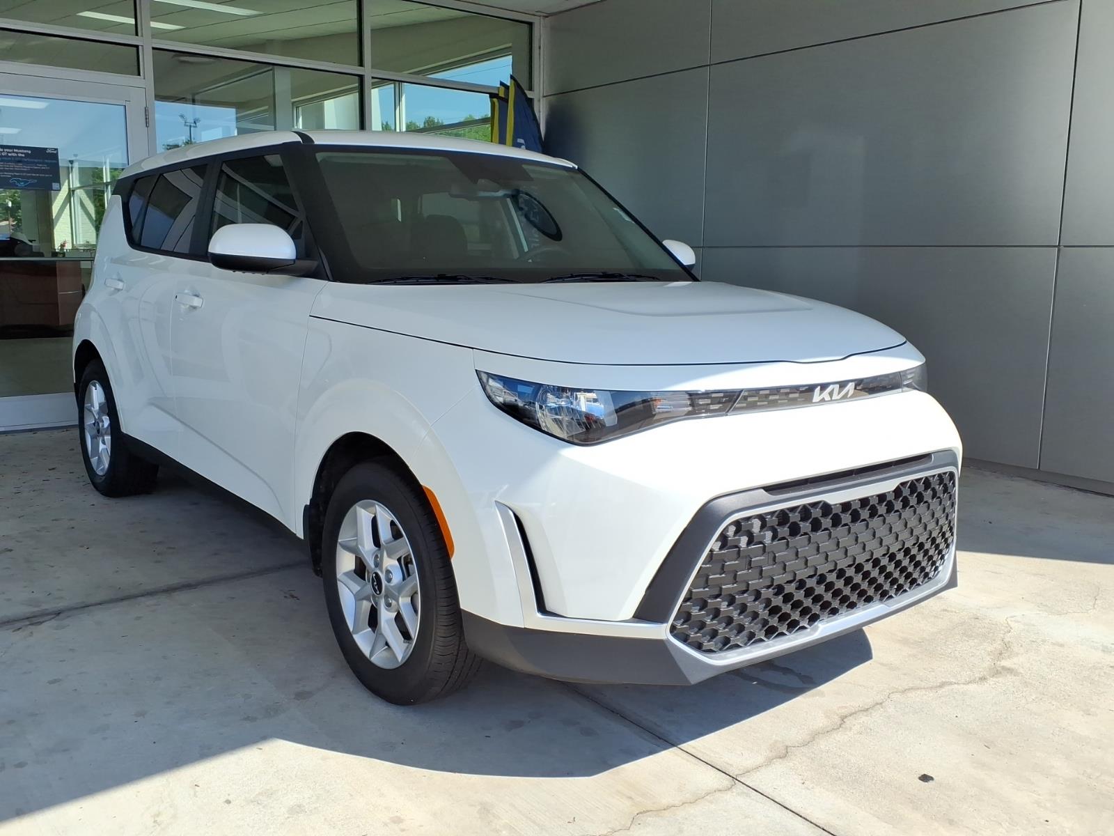 White 2025 Kia Soul SUV / Crossover Front-Wheel Drive Continuously Variable Transmission