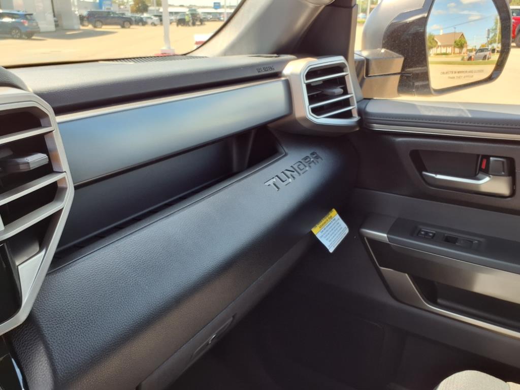 2025 Toyota Tundra SR5 CrewMax photo 17