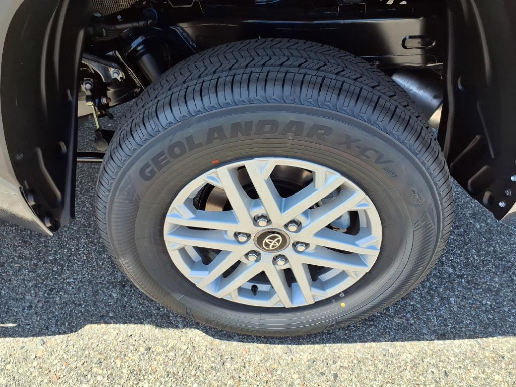 2025 Toyota Tundra SR5 CrewMax photo 4