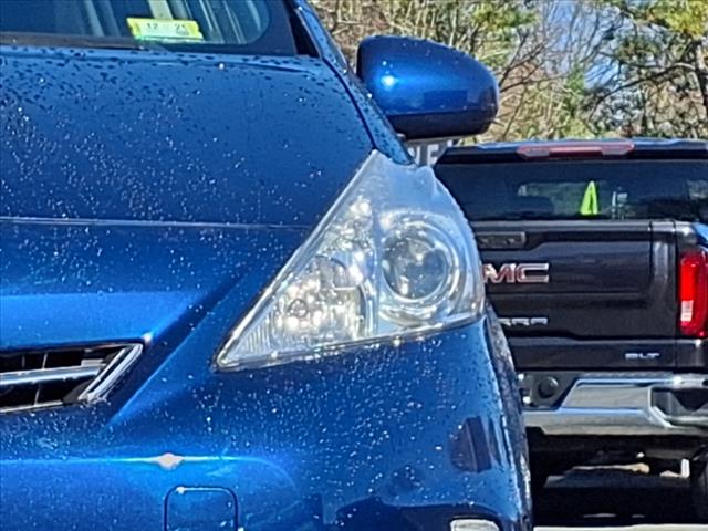 2014 Toyota Prius v TWO