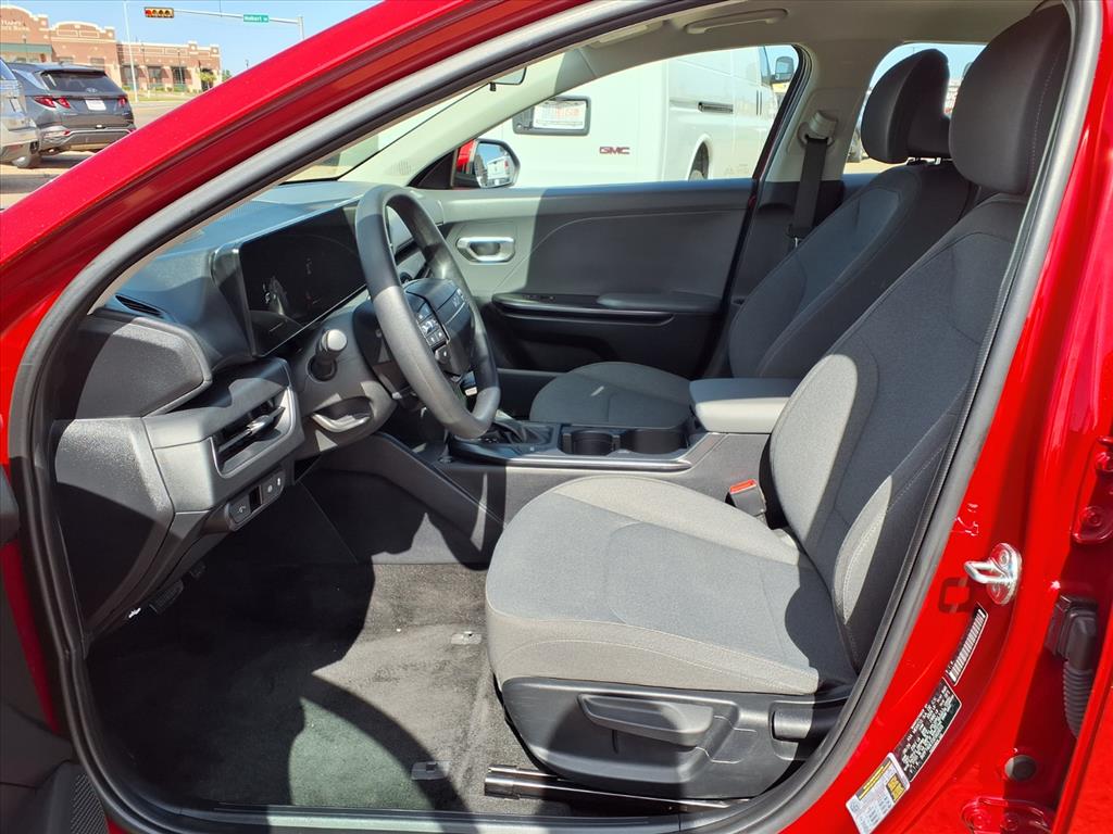 2025 Kia K4 LXS - Photo 11