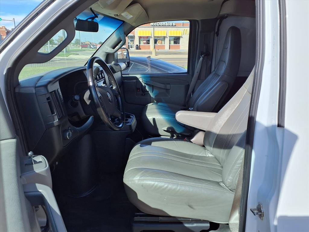 2023 GMC Savana Cargo Work Van - Photo 9