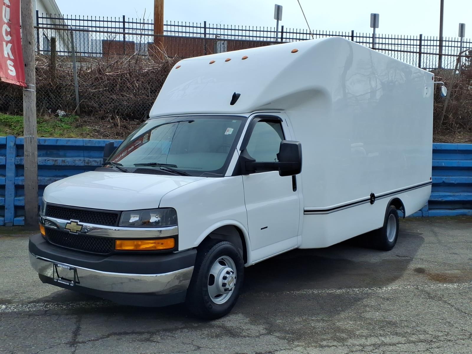 White 2021 Chevrolet Express Chassis 3500 159 Cutaway RWD Van Rear-Wheel Drive 6-Speed Automatic