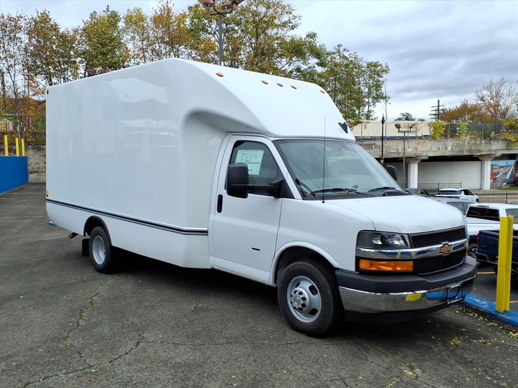 2025 Chevrolet Express 3500