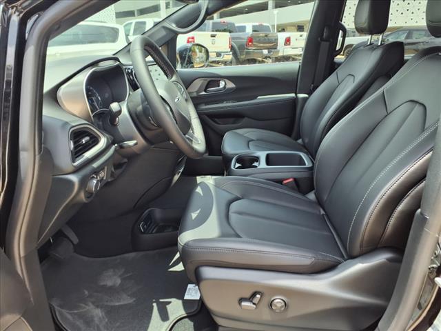 2025 Chrysler Voyager LX